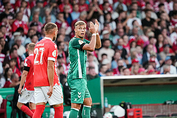 Keke Topp klatscht in die Hände. 