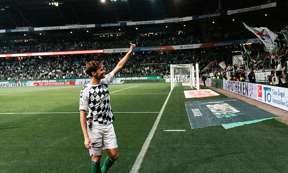 Olivier Deman mit Daumen nach oben zu den Fans. 