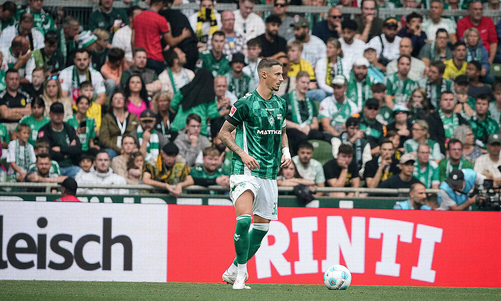 Marco Friedl auf dem Platz im Heimtrikot beim Spiel gegen Borussia Dortmund im Weserstadion