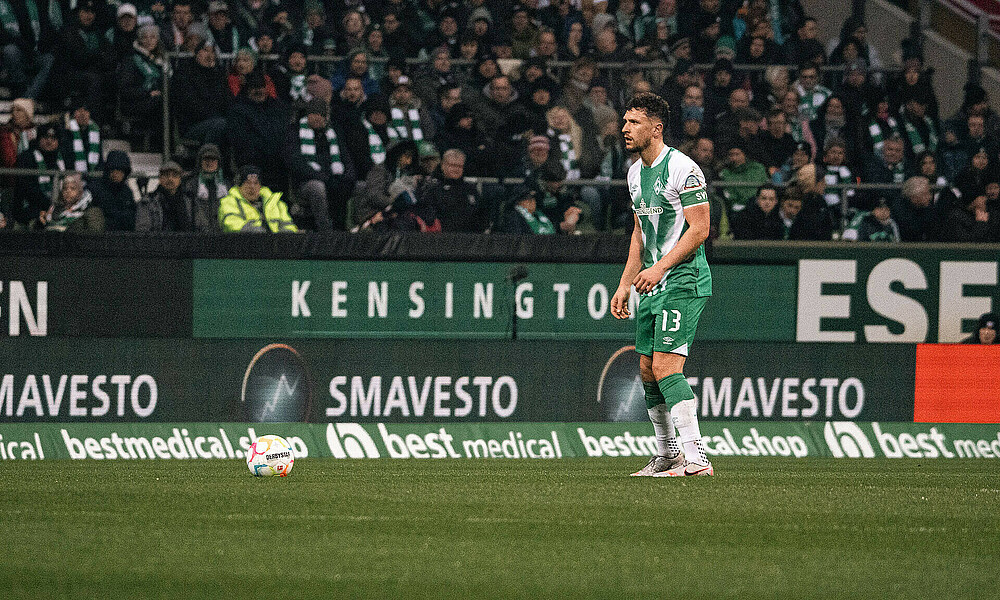 Milos Veljkovic auf dem Spielfeld vor einem Ball. 