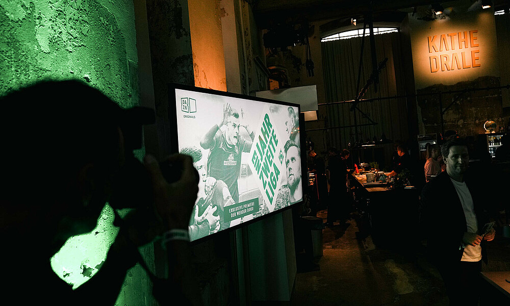 null Cover der Werder Doku auf einem Bildschirm