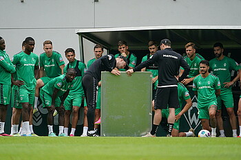 null Ole Werner erklärt etwas an einer Taktik-Tafel