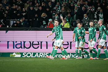 Jens Stage feiert seinen Treffer gegen Stuttgart. 