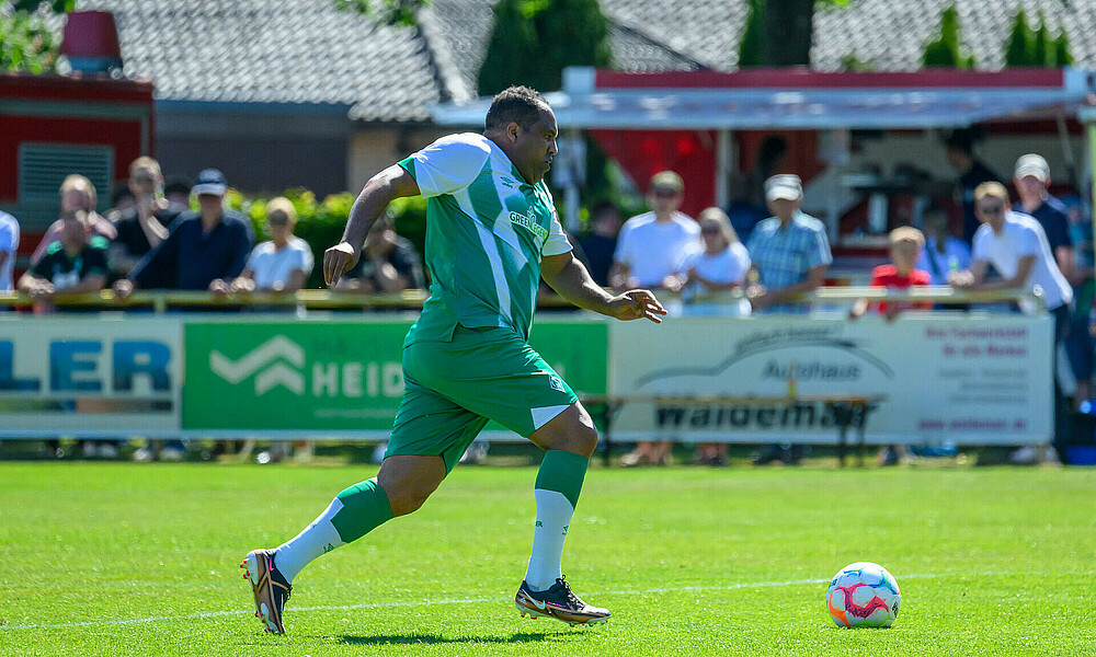 Ailton dribbelt mit dem Ball am Fuß.