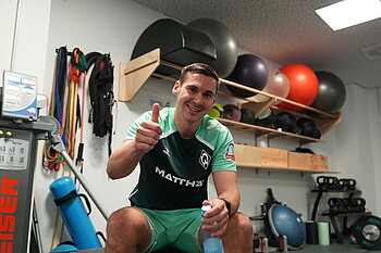 null Wöber zeigt seinen Daumen in die Kamera.