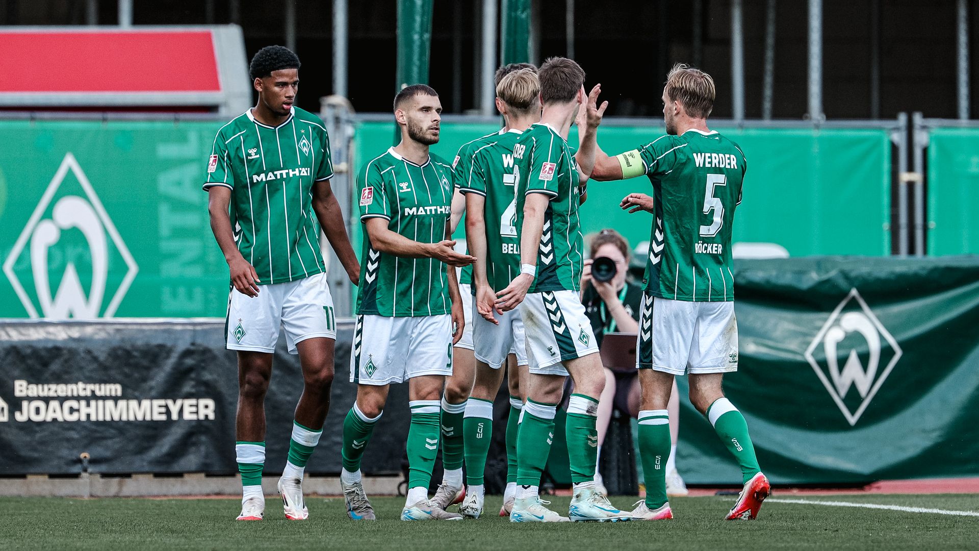 Die U23 jubelt nach einem Tor.