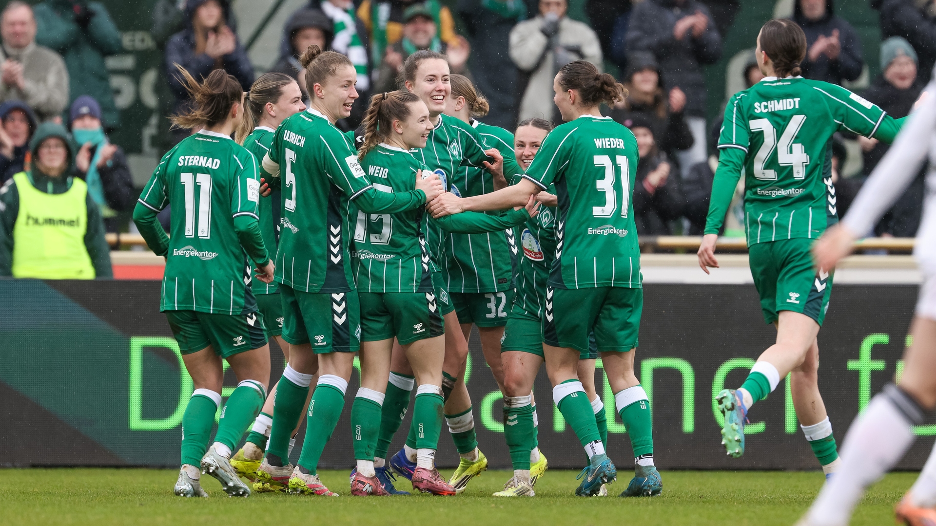 Die Werder-Frauen jubeln.
