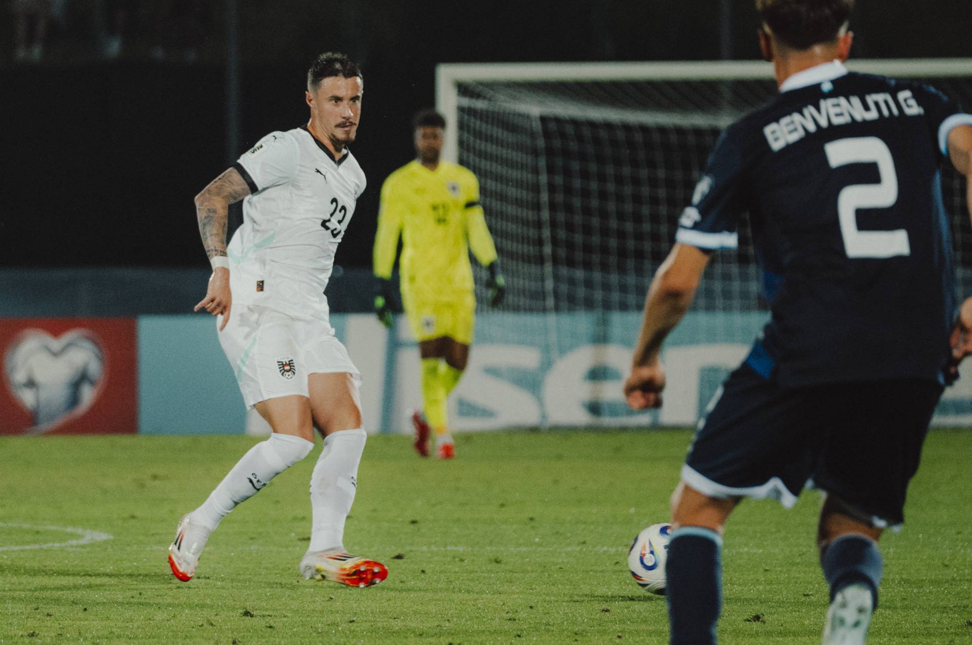 Marco Friedl spielt einen Pass im Spiel gegen Zypern