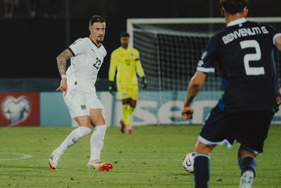 Marco Friedl spielt einen Pass im Spiel gegen Zypern