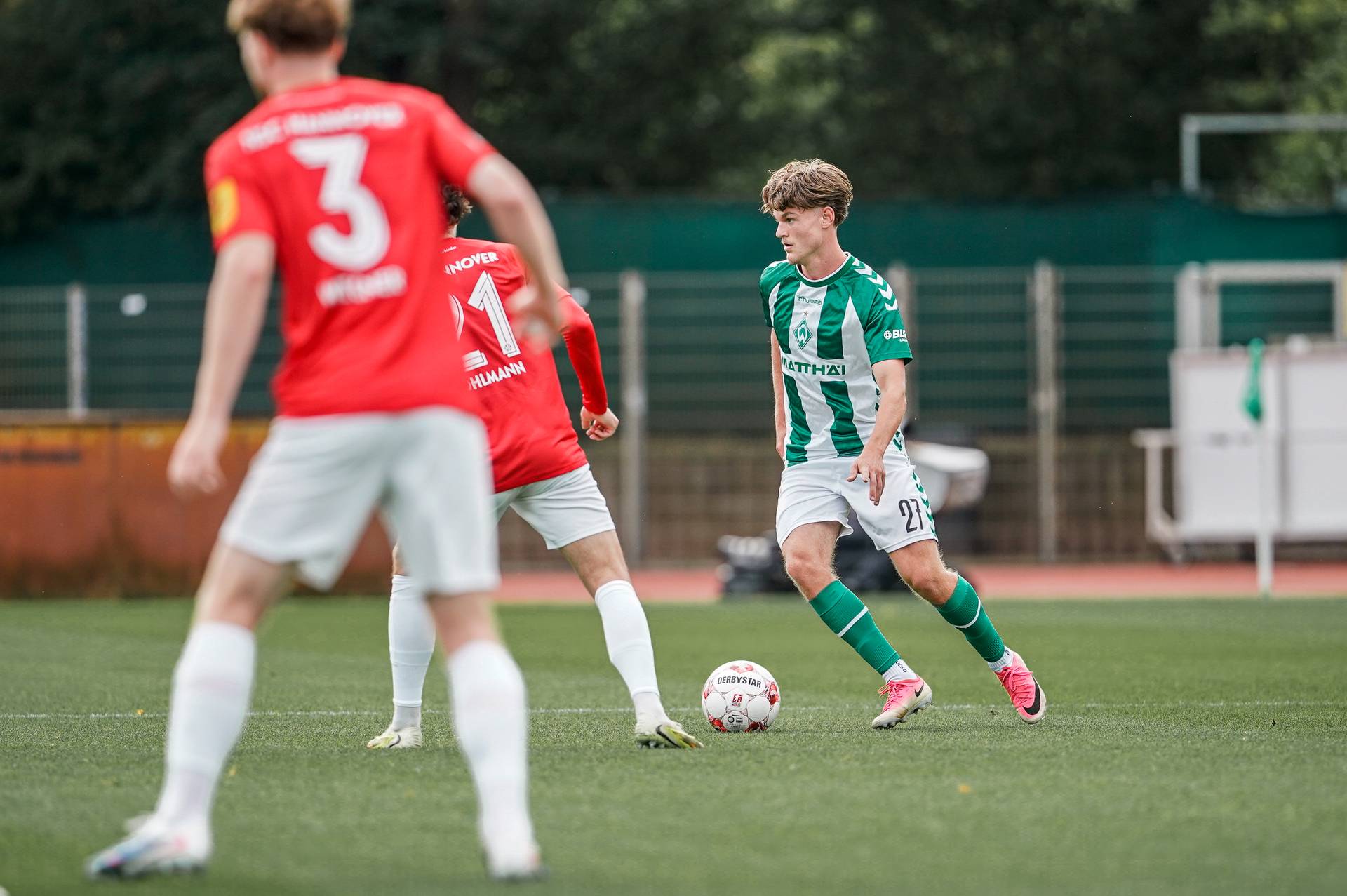 Jannes Ossadnik läuft mit dem Ball, während ein Gegenspieler vor ihm steht.