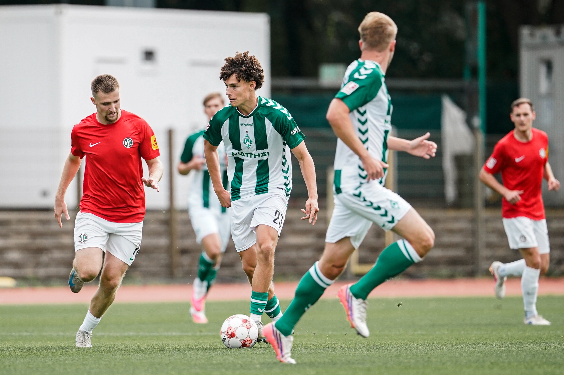 Arian Römers läuft mit dem Ball am Fuß.