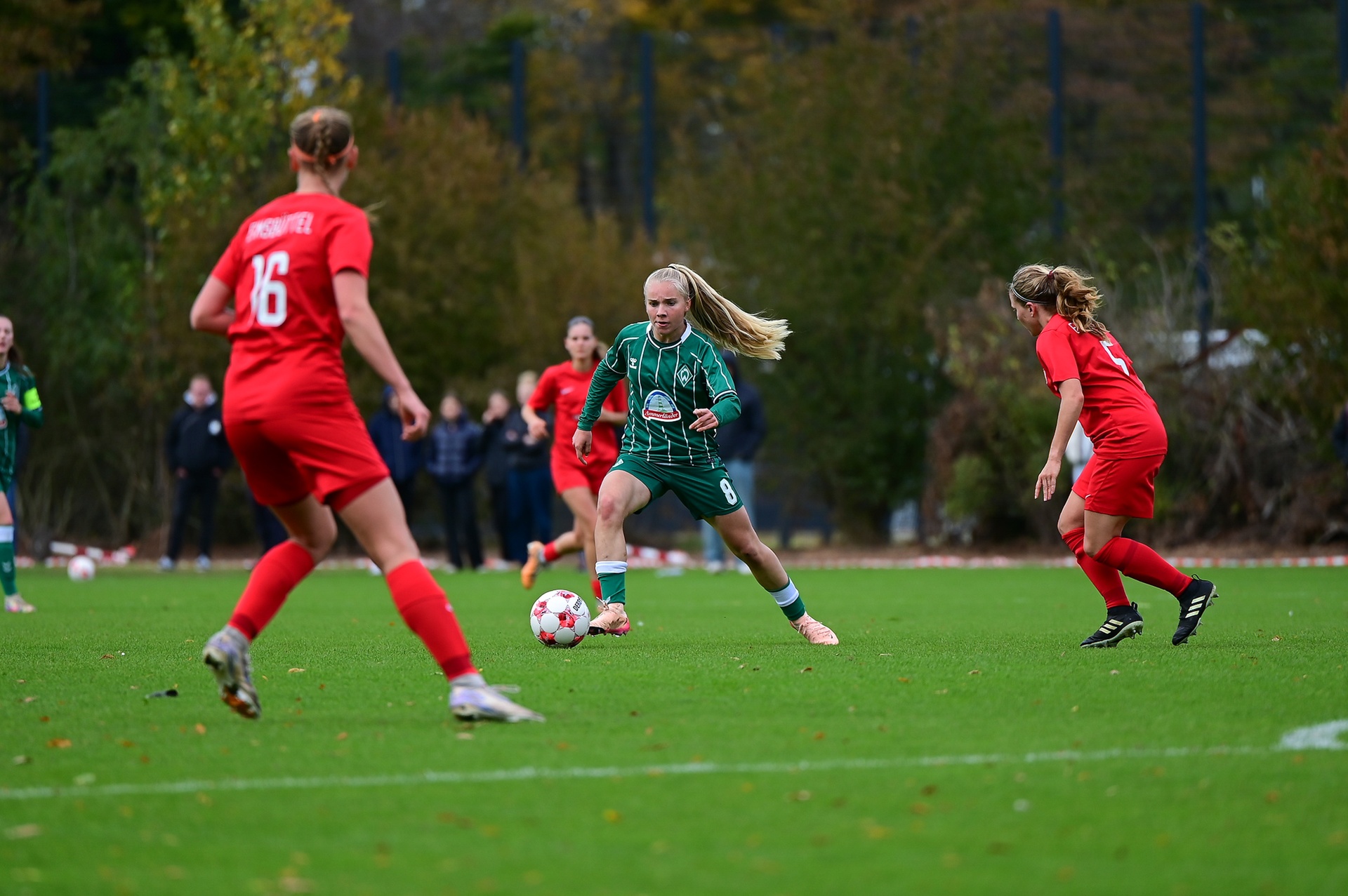 Amelie-Sophie Töpfer dribbelt im Spiel gegen Eimsbüttel.