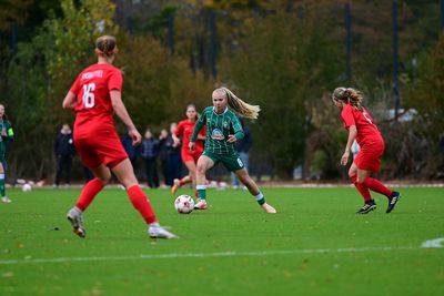 Amelie-Sophie Töpfer dribbelt im Spiel gegen Eimsbüttel.
