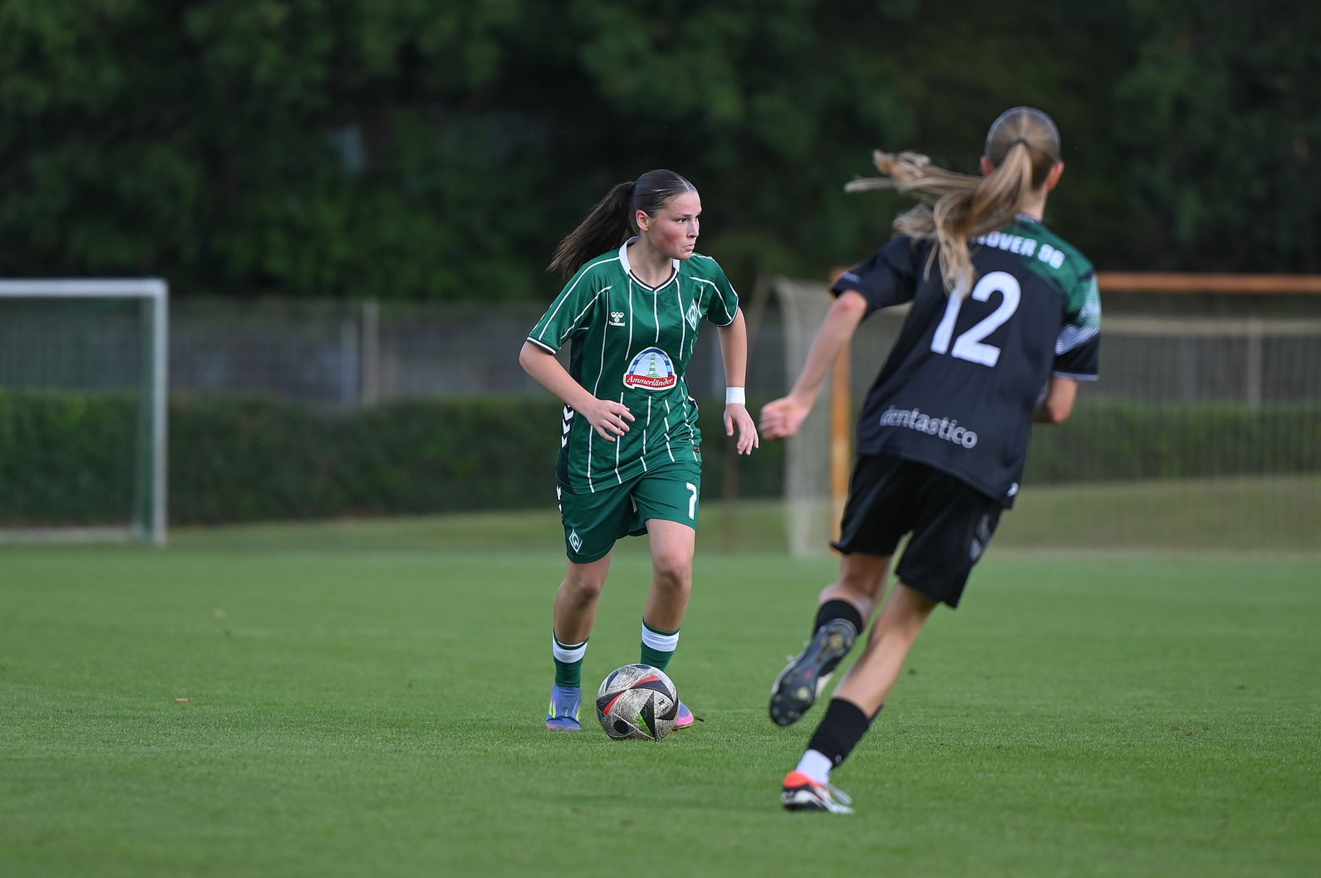 Eine Werder-Juniorin im Dribbling.