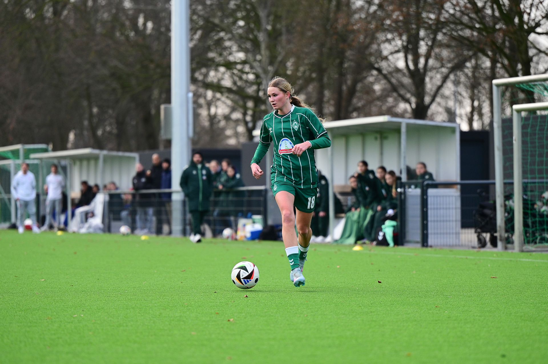 Eine U17-Spielerin mit dem ball am Fuß.