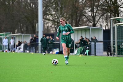 Eine U17-Spielerin mit dem ball am Fuß.