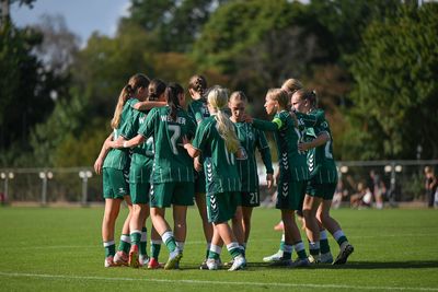 Die U17-Juniorinnen bilden eine Jubeltraube auf dem Platz.