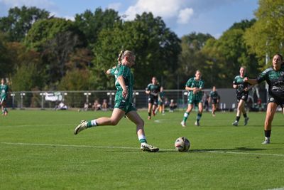 Eine Spielerin des SV Werder im grünen Spieldress setzt zur Flanke an.