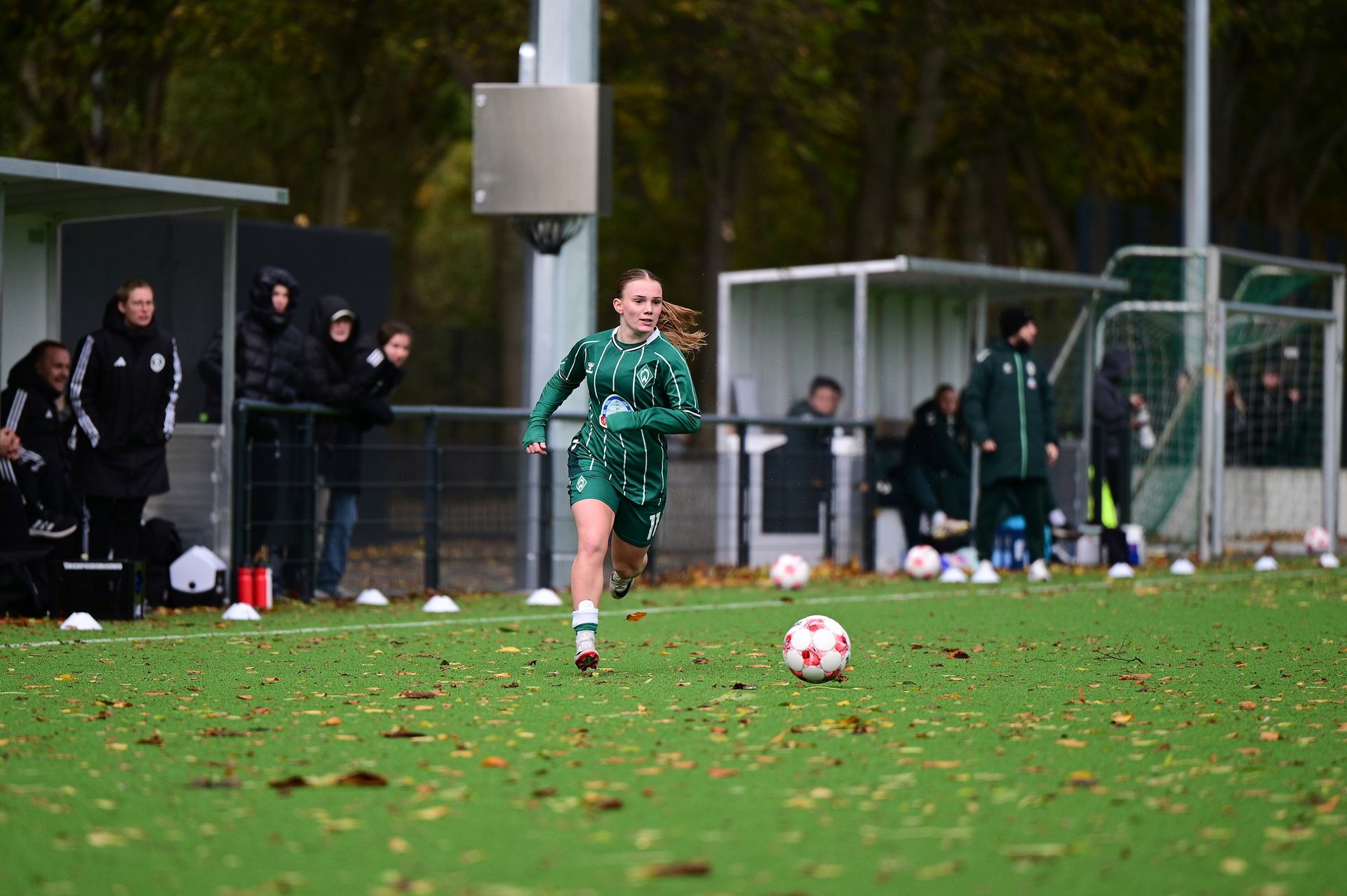 Eine Spielerin der 2. Frauen läuft mit dem Ball am Fuß über den Platz