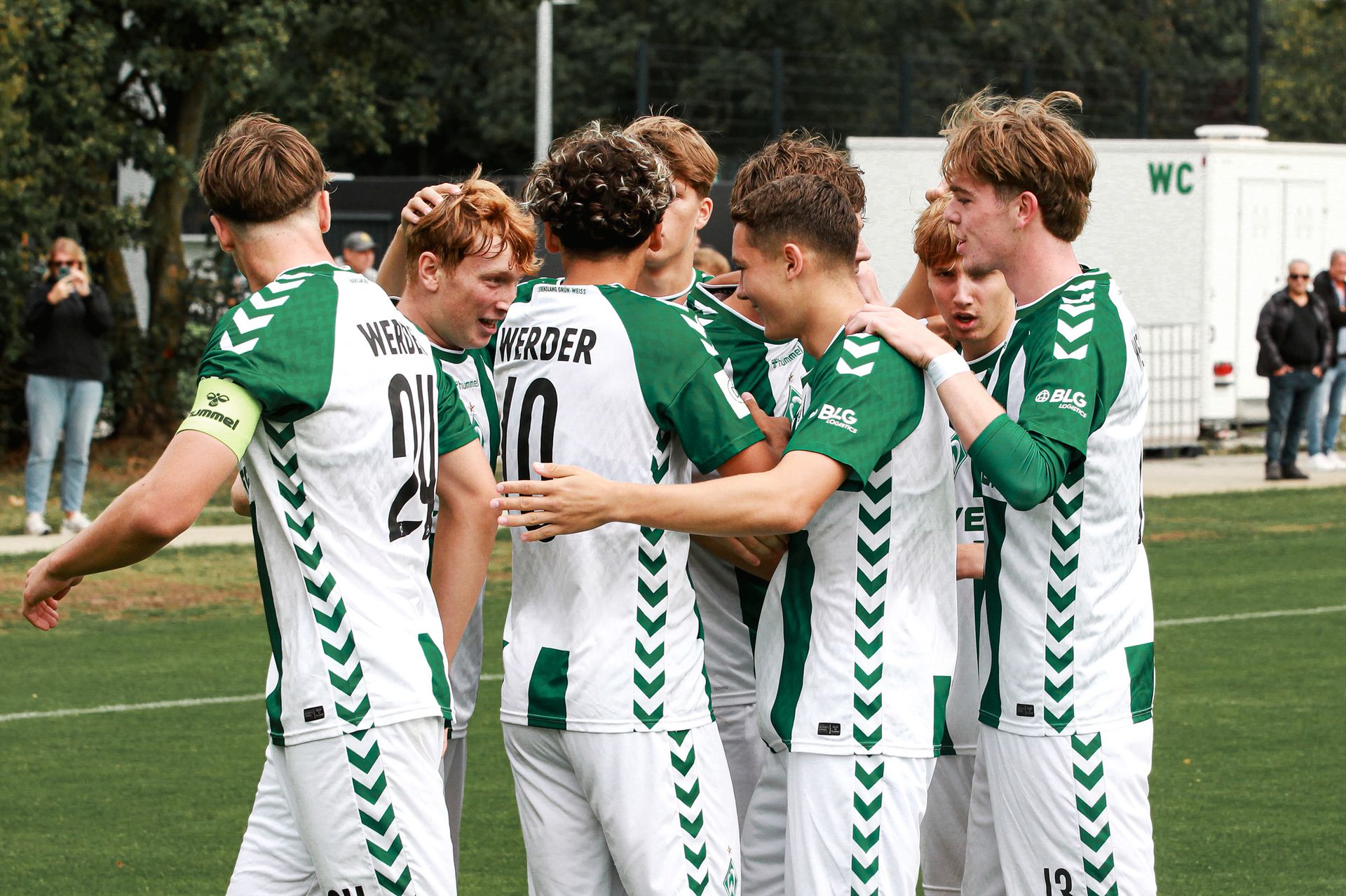 Die U17 jubelt gemeinsam.