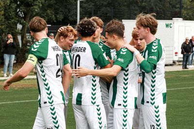 Die U17 jubelt gemeinsam.