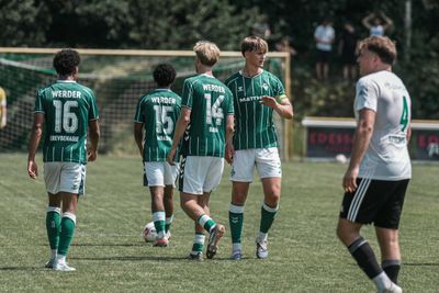 Mats Heitmann und drei weitere Spieler der U23 klatschen sich ab.