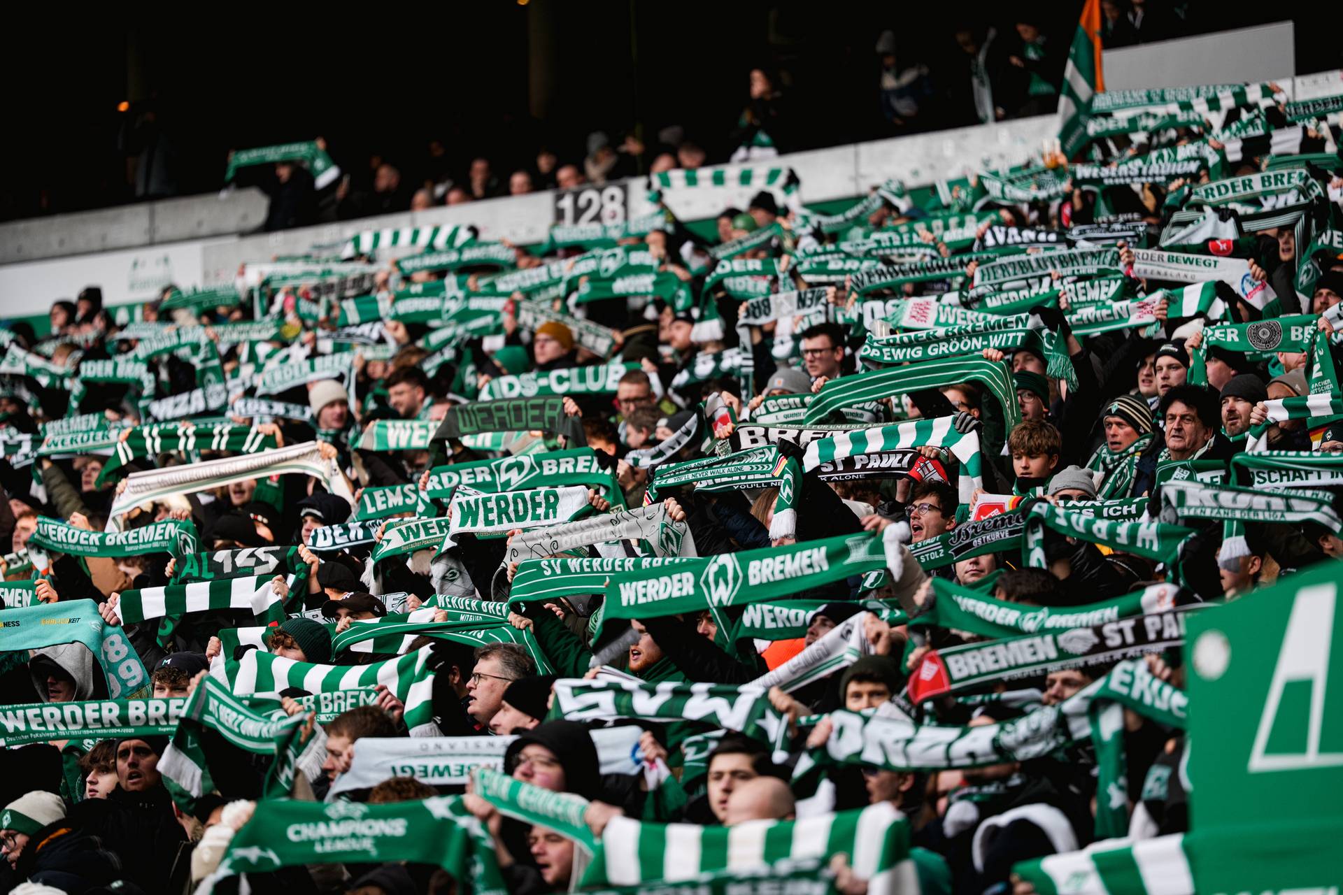 Werderfans zeigen ihre Schals in der Ostkurve.