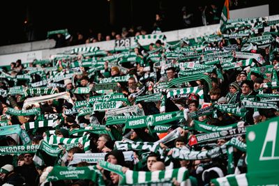 Werderfans zeigen ihre Schals in der Ostkurve.