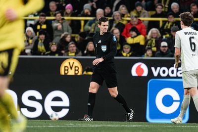 Daniel Siebert im Schiedsrichter-Trikot beim Auswärtsspiel des SV Werder in Dortmund.