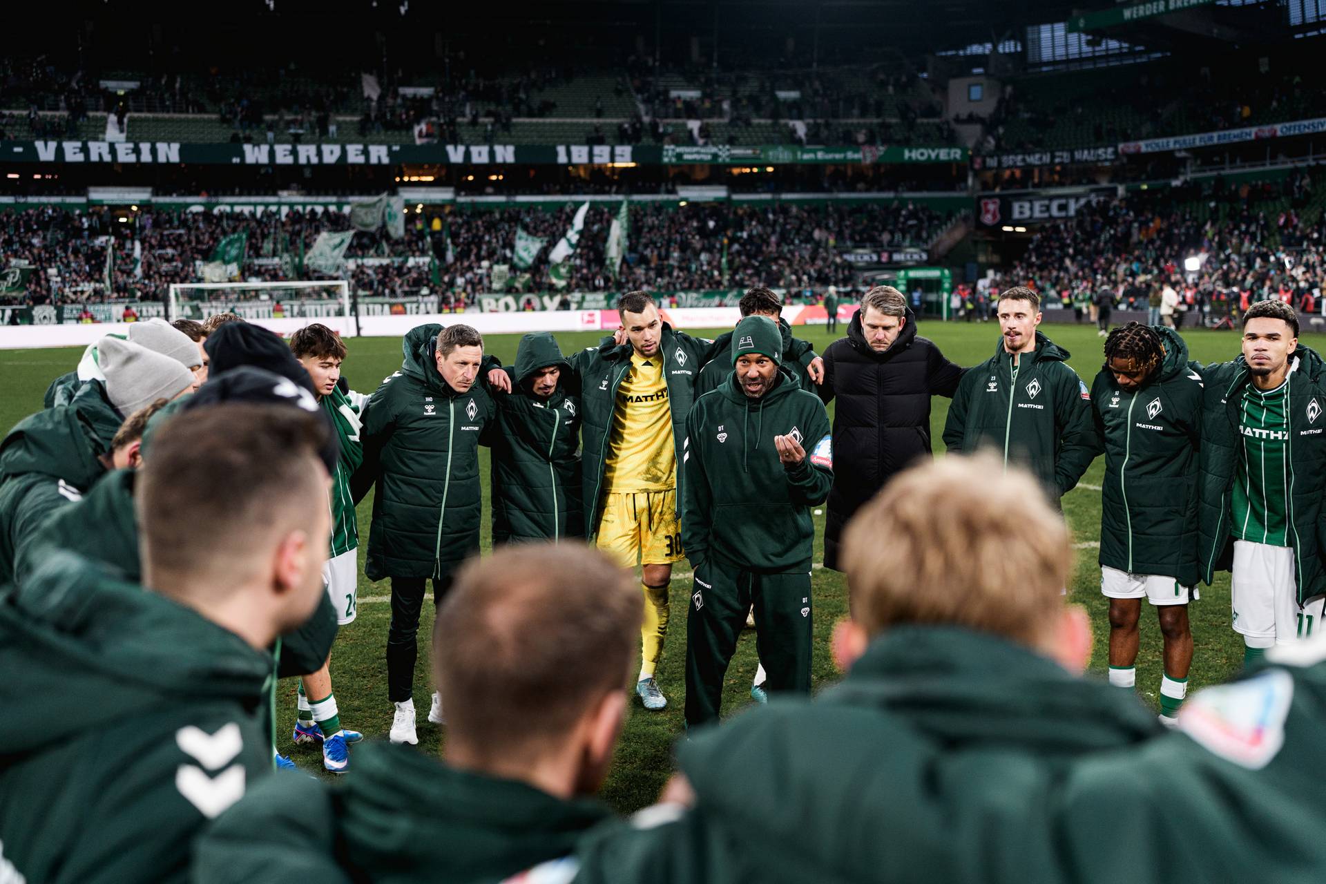 Daniel Thioune spricht im Kreis zu seiner Mannschaft nach dem Spiel gegen Bayern.