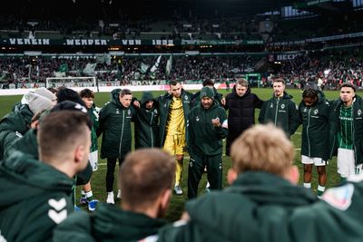 Daniel Thioune spricht im Kreis zu seiner Mannschaft nach dem Spiel gegen Bayern.