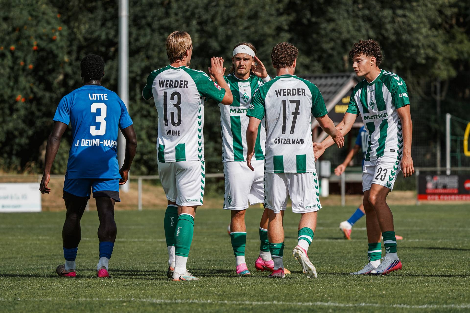 Die U23 klatscht sich ab.