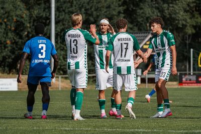 Die U23 klatscht sich ab.