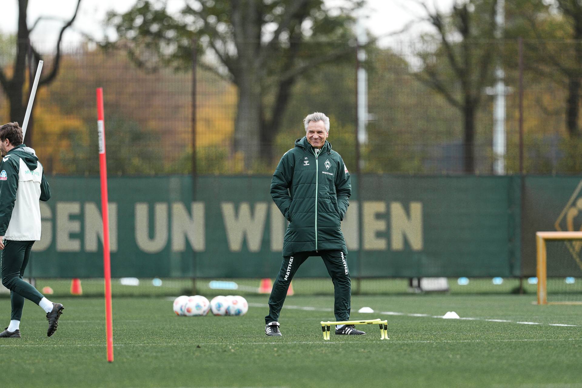 Horst Steffen auf dem Trainingsplatz mit Winterjacke und Händen in den Taschen