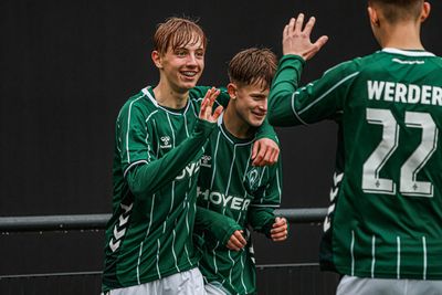 Die Spieler der U16 umarmen sich und jubeln gemeinsam.
