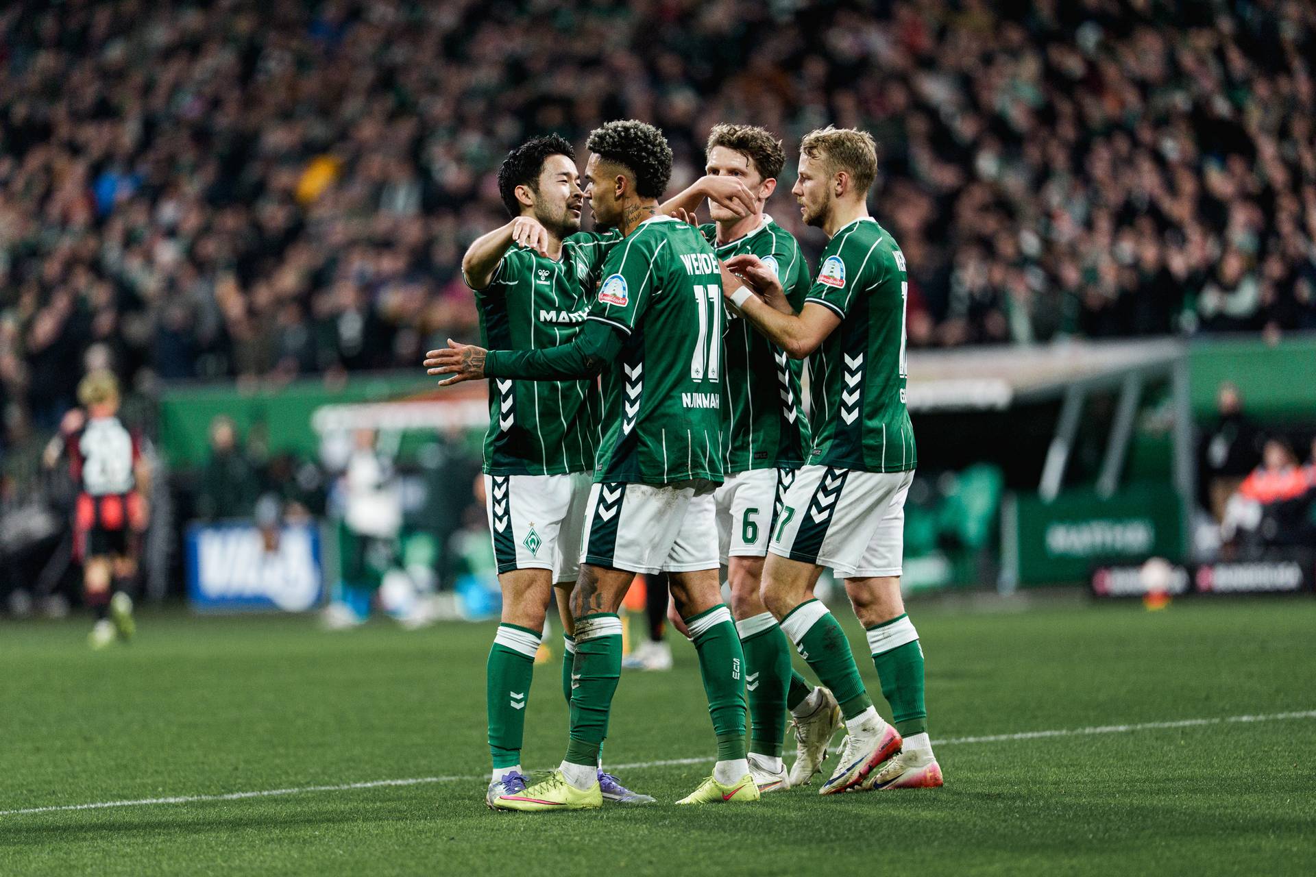 Die Spieler jubeln nach einem Tor gegen Frankfurt.