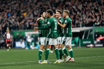 Die Spieler jubeln nach einem Tor.