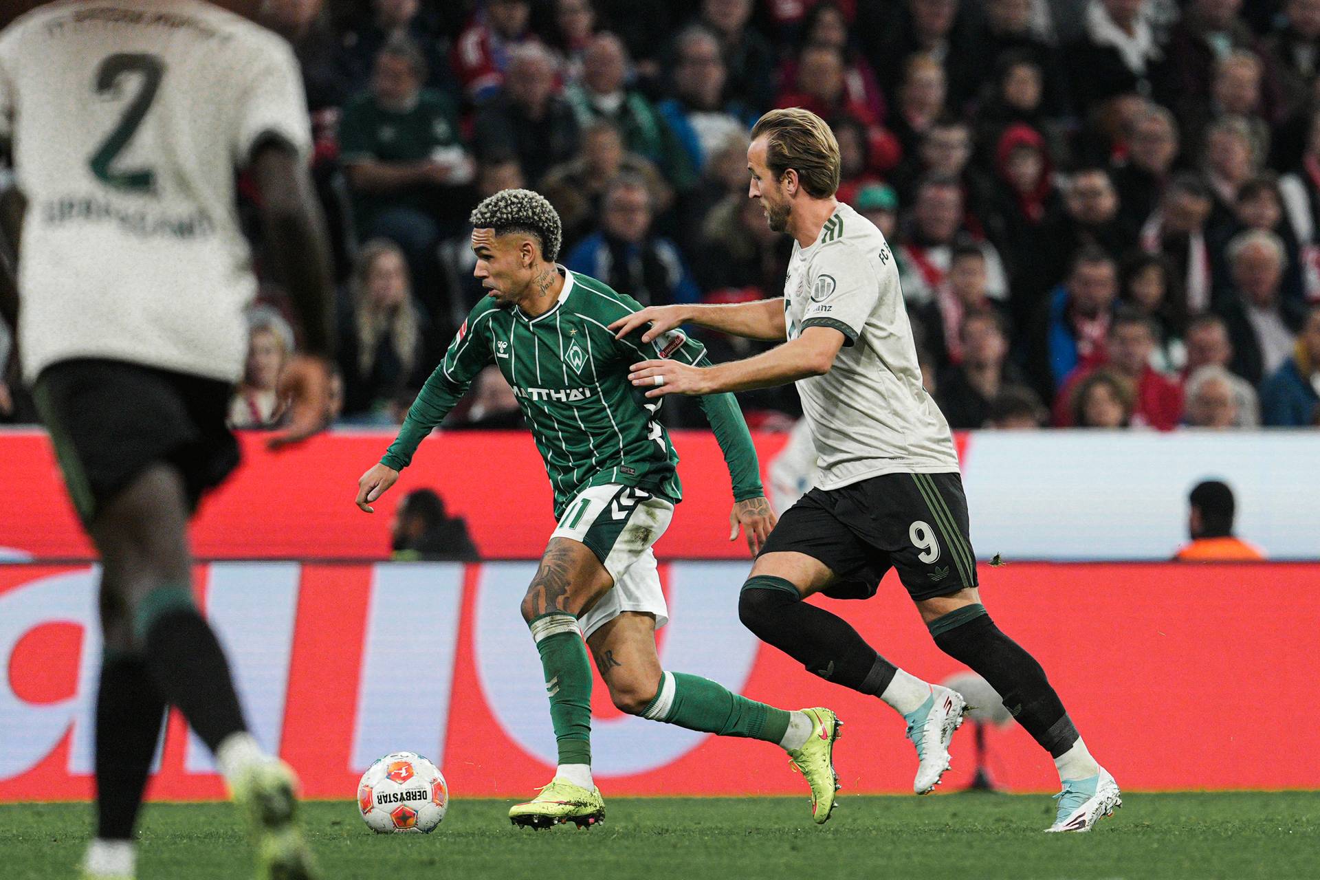 Justin Njinmah im Zweikampf mit Harry Kane, der Bremer hat den Ball am Fuß.