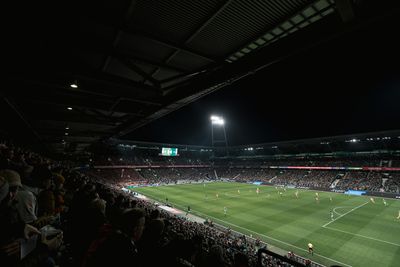 Das vollbesetzte Weserstadion während eines Flutlichtspiels.