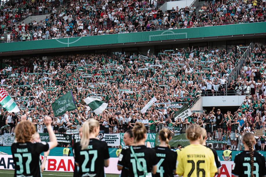 Die Spielerinnen des SV Werder vor der Kurve beim DFB-Pokal-Finale in Köln.