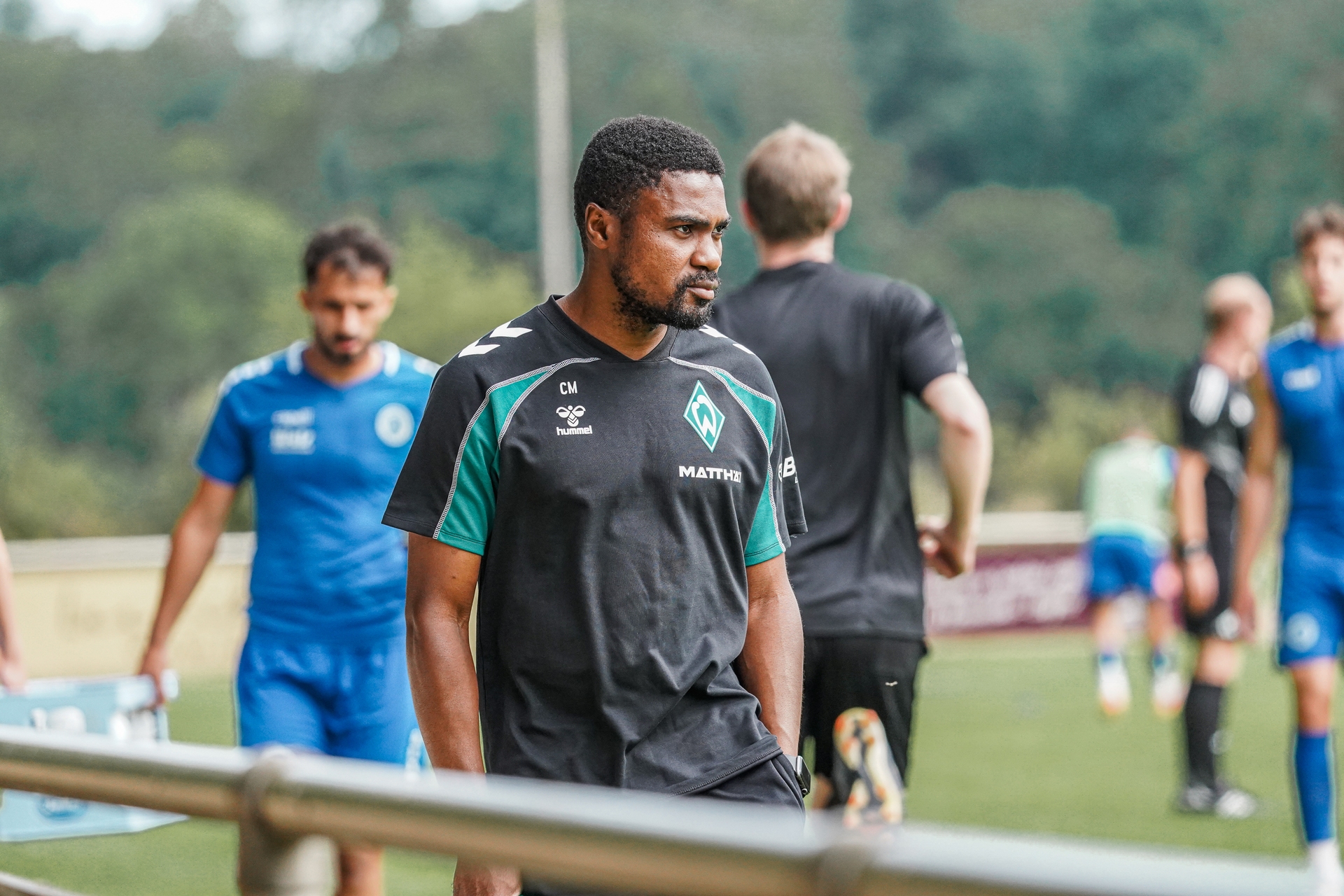 Cedric Makiadi steht an der Seitenlinie.
