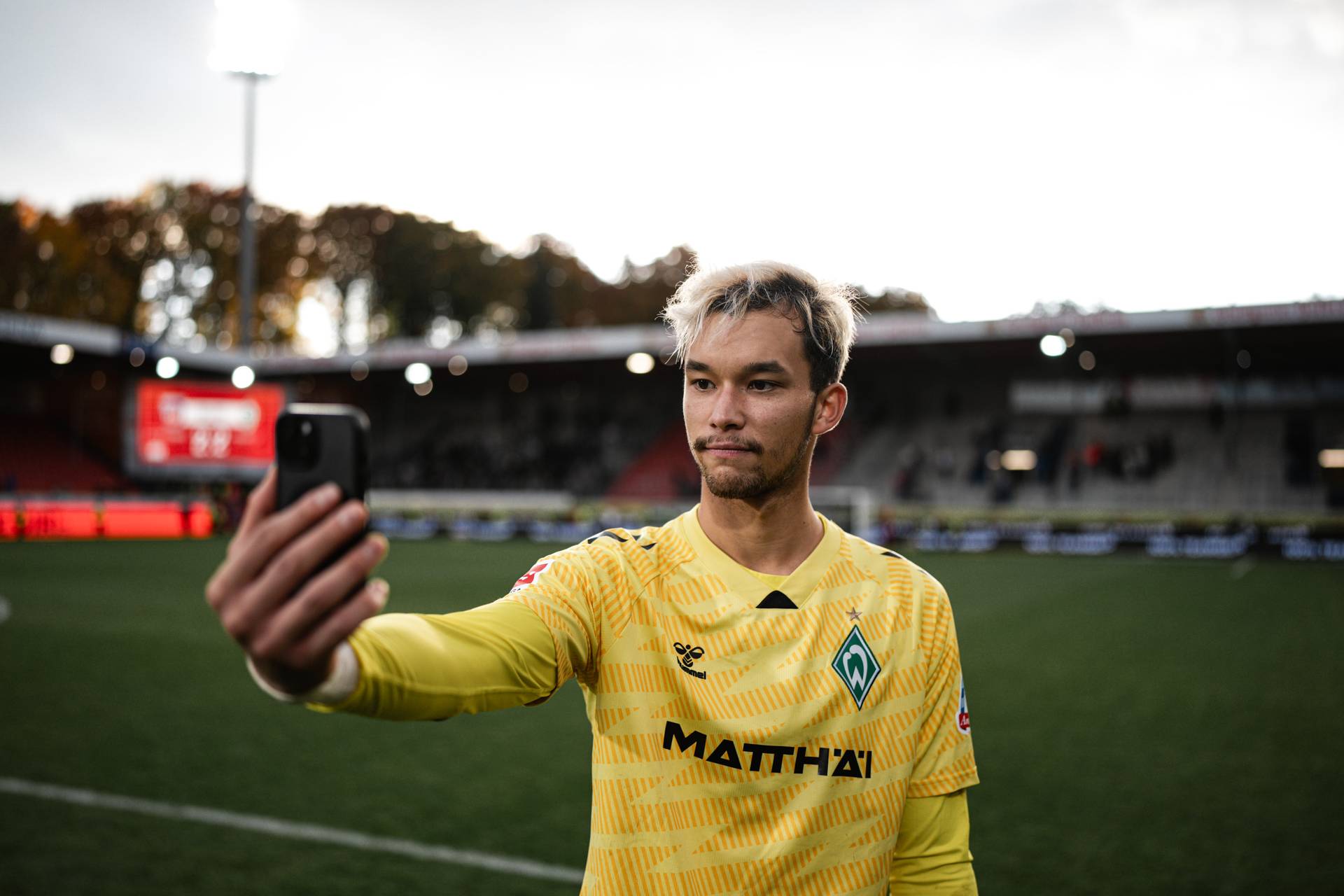 Mio Backhaus macht ein Selfie auf dem Platz in Heidenheim.