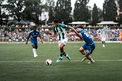 Salim Musah behauptet den Ball im Testspiel gegen den FC Verden 04.
