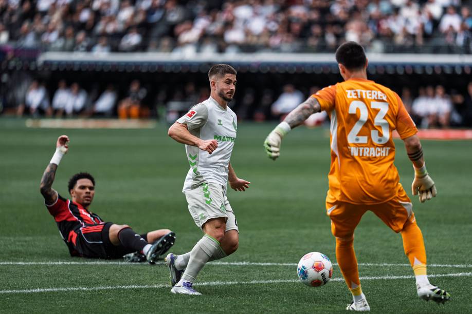 Romano Schmid läuft auf Michael Zetterer zu.