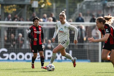 Sharon Beck führt den Ball in einem Spiel gegen Eintracht Frankfurt am linken Fuß.