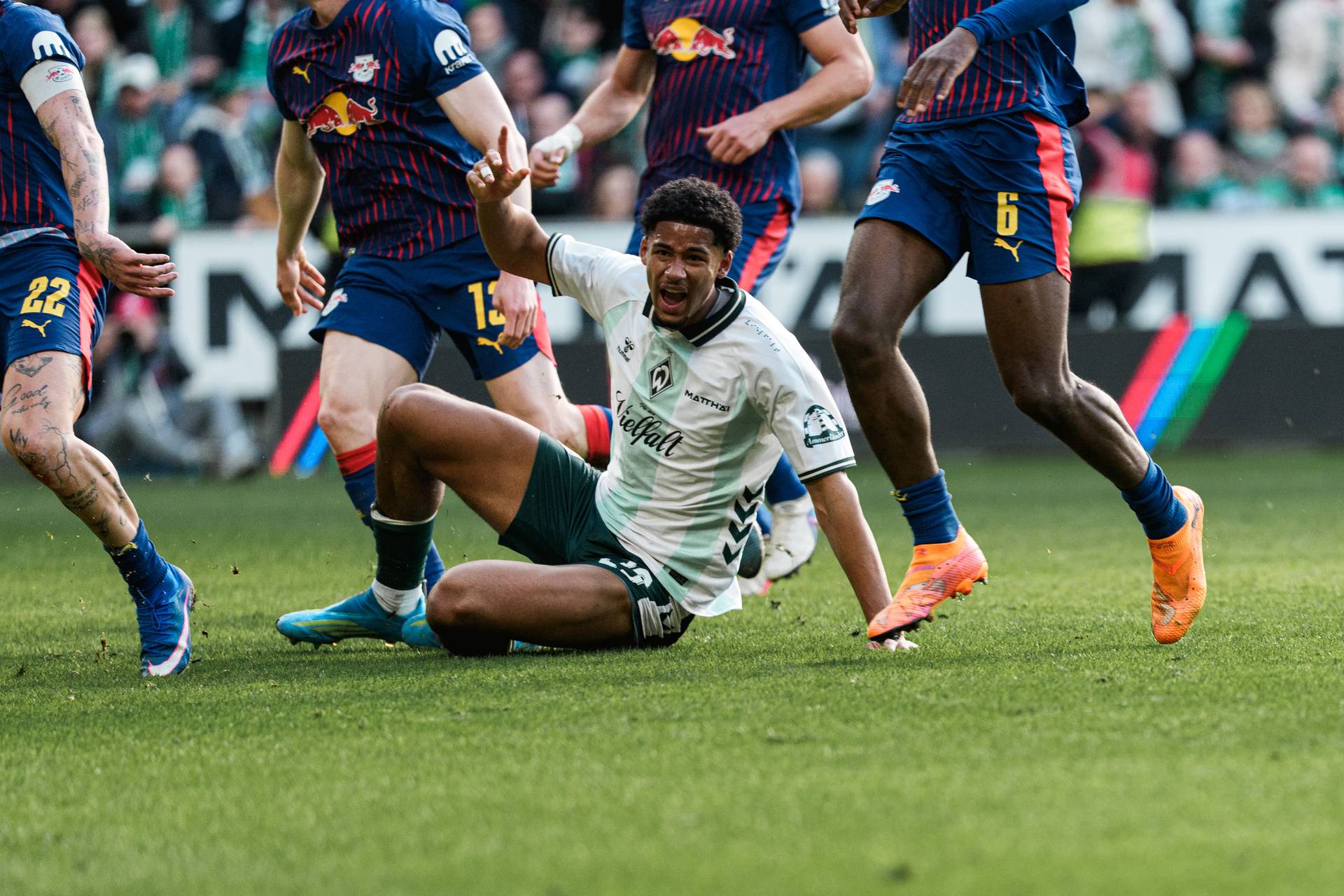 Salim Musah jubelt nach seinem Tor gegen RB Leipzig mit ausgestrecktem Zeigefinger.
