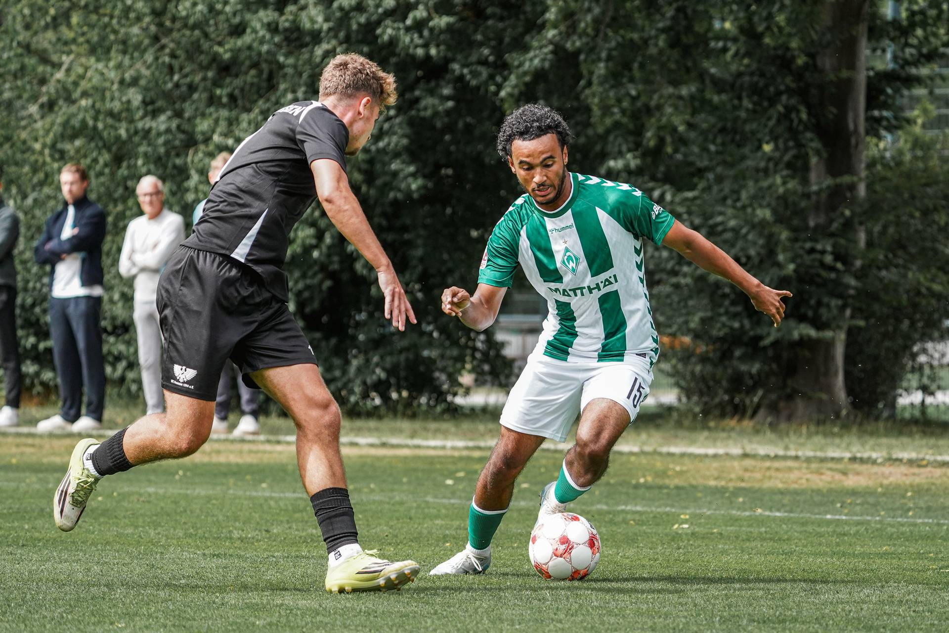Mario Mbassi dribbelt im Spiel gegen den BFC Preußen mit dem Ball am Fuß.