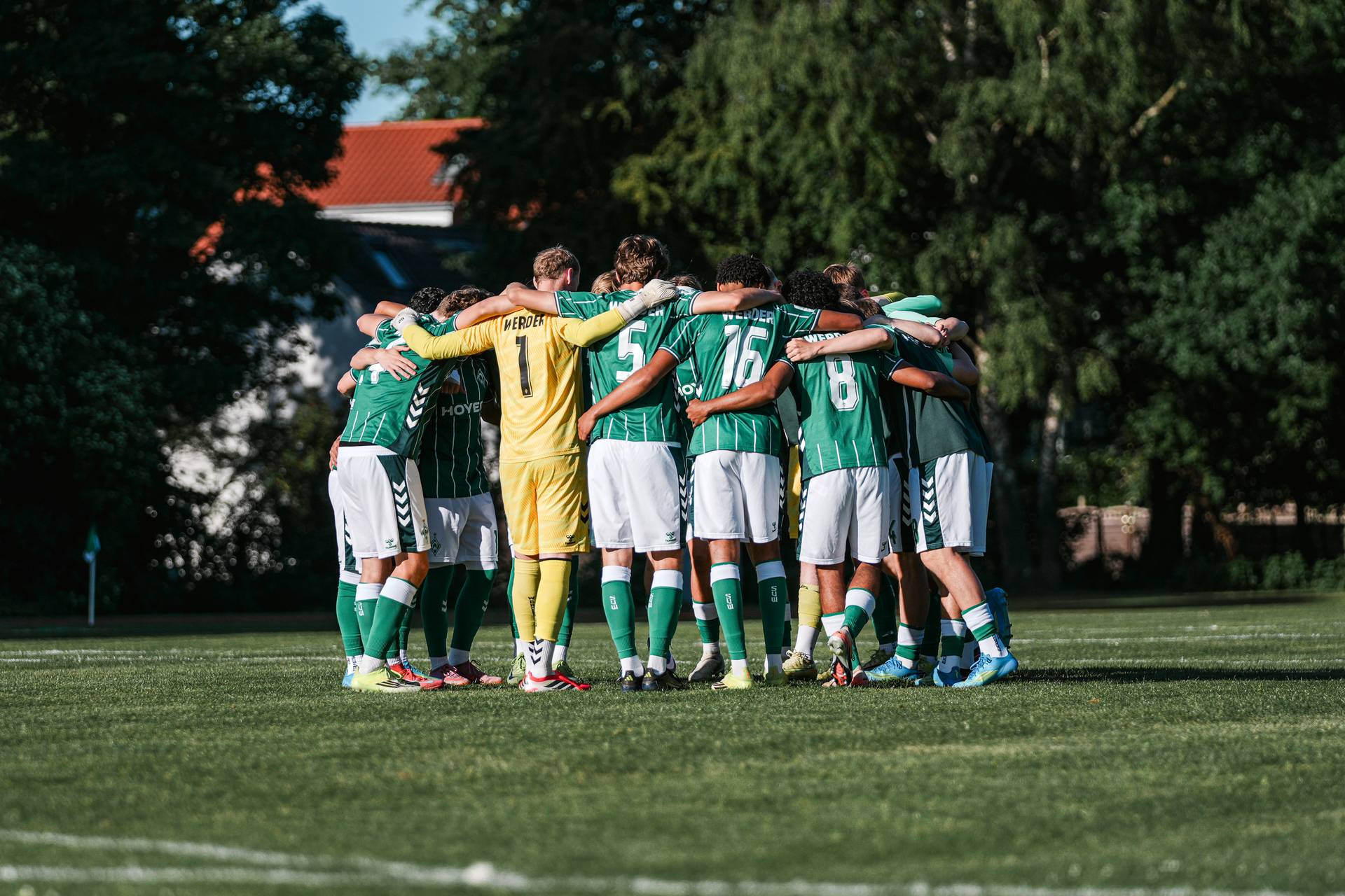 Die U19 des SV Werder steht als Mannschaft im Kreis und umarmt sich.