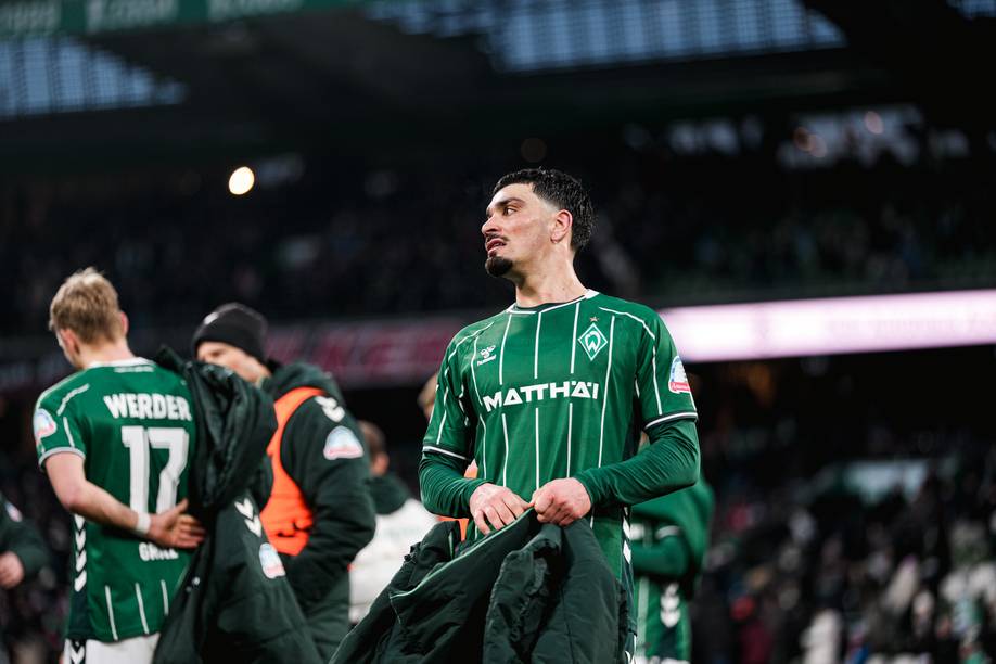 Cameron Puertas zieht sich nach dem Bayern-Spiel seine Jacke an.