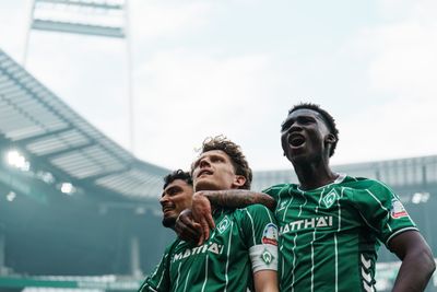 Jens Stage jubelt mit Puertas und Coulibaly.